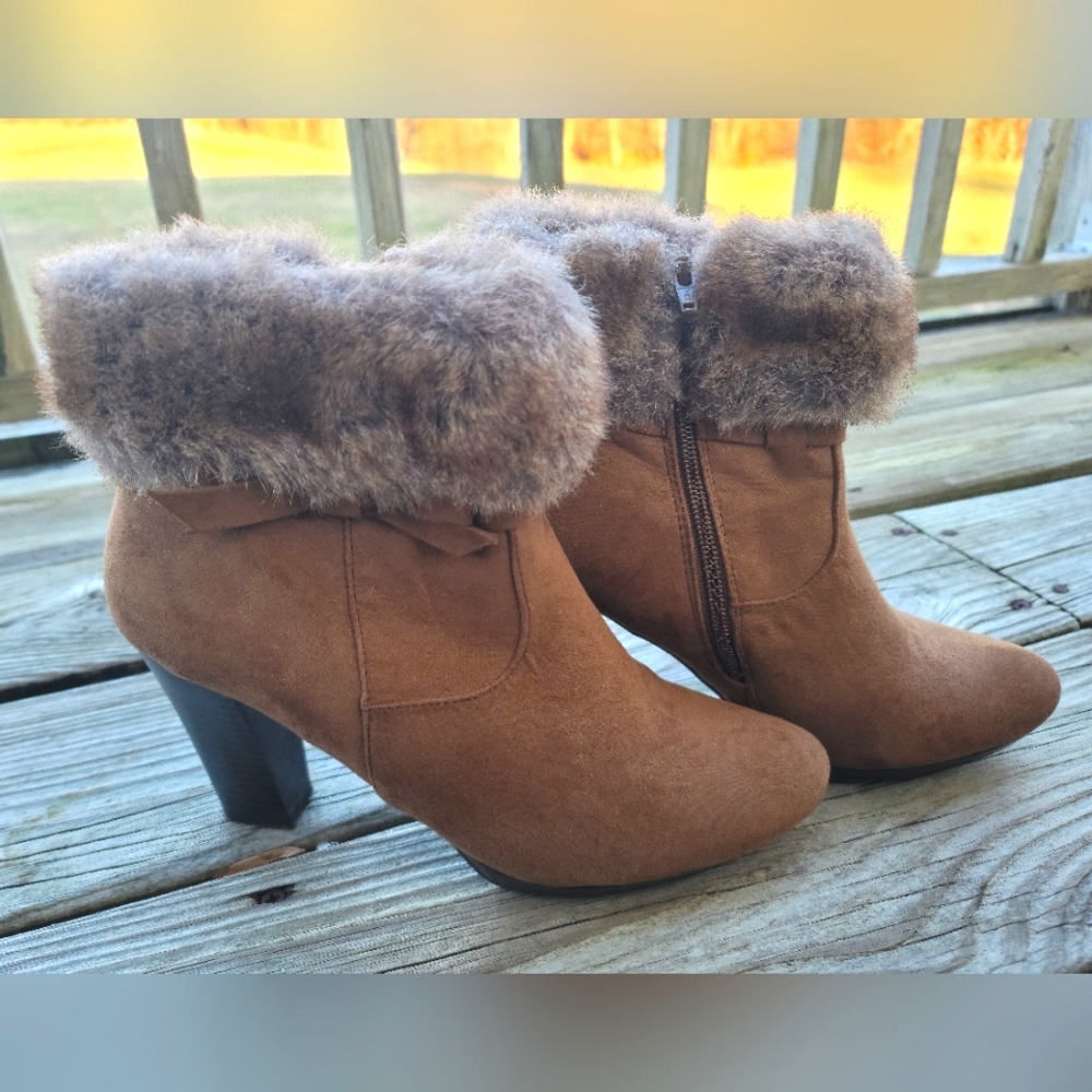 DANA BUCHMAN Tan Suede Ankle Boots Faux Fur Side Zip w/bow, Size 9M, 3" heel